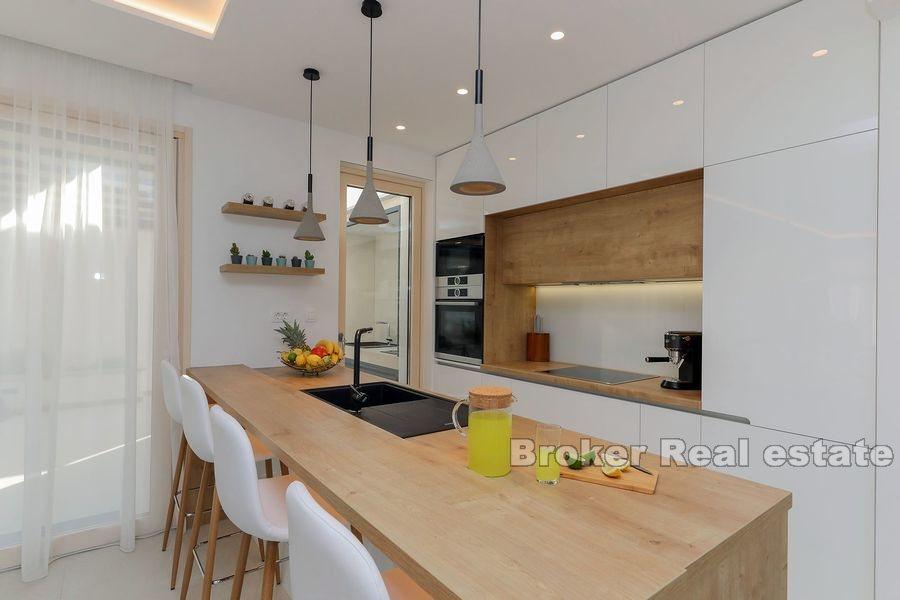 Moderne neu gebaute Villa mit Pool