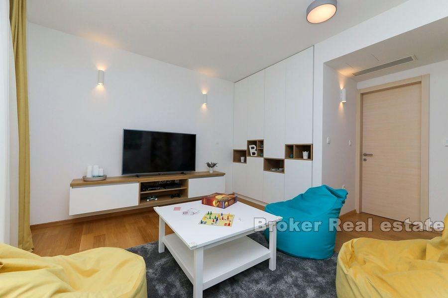 Moderne neu gebaute Villa mit Pool