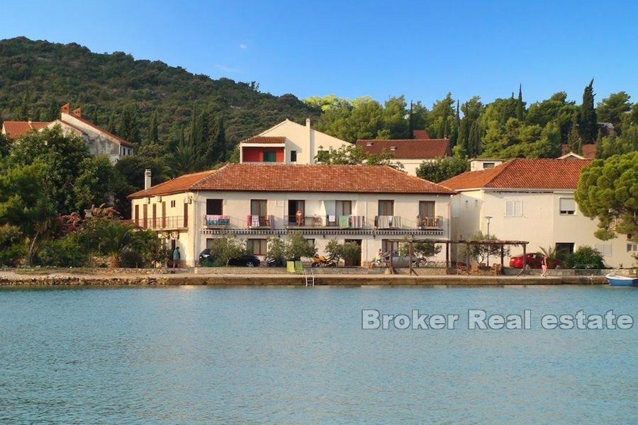 Petit hôtel en bord de mer