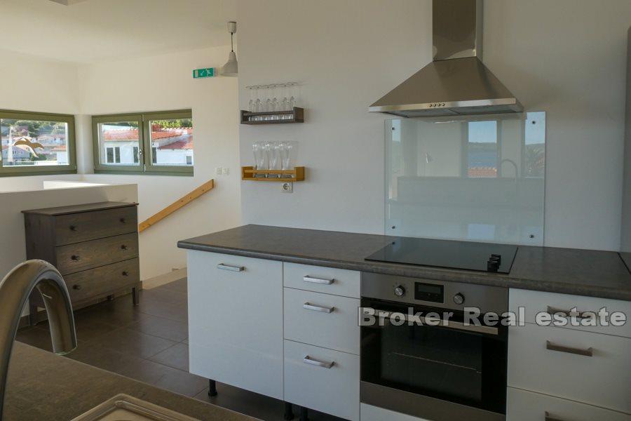 Nowoczesny apartament z dwiema sypialniami i widokiem na morze