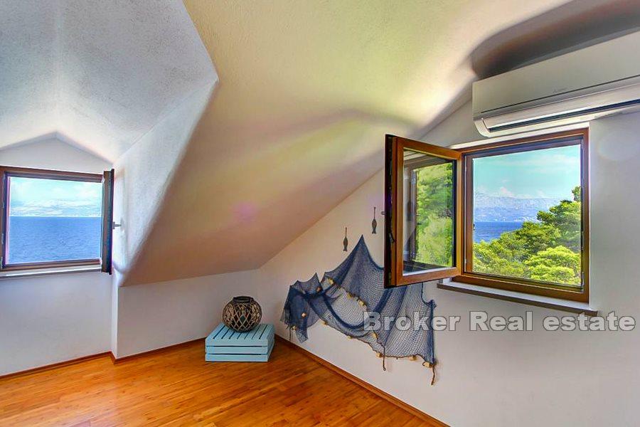 Недавно отремонтированная трехкомнатная квартира с видом на море