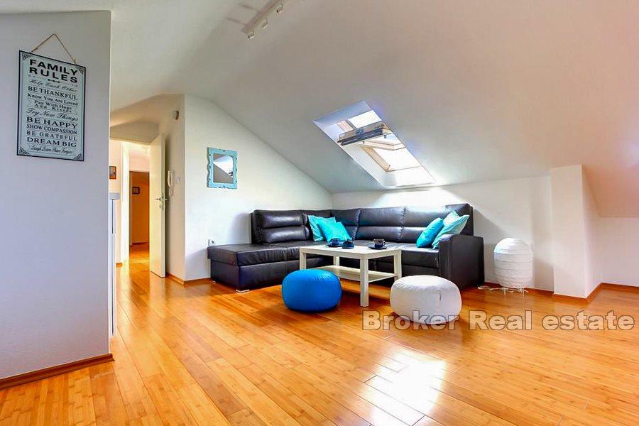 Nově zrekonstruovaný apartmán se dvěma ložnicemi a výhledem na moře