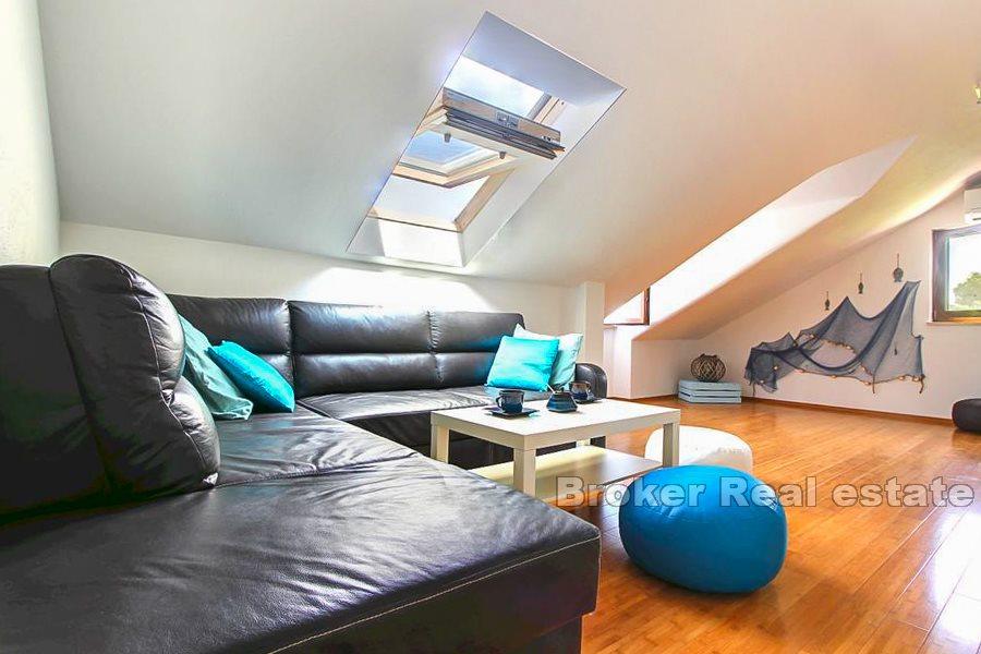 Nově zrekonstruovaný apartmán se dvěma ložnicemi a výhledem na moře