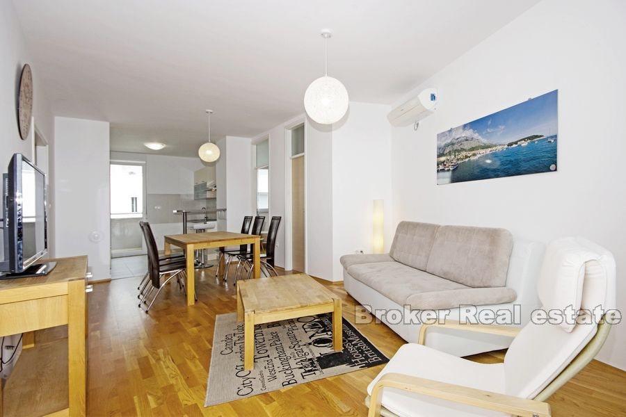 Appartement moderne de trois chambres avec vue sur la mer