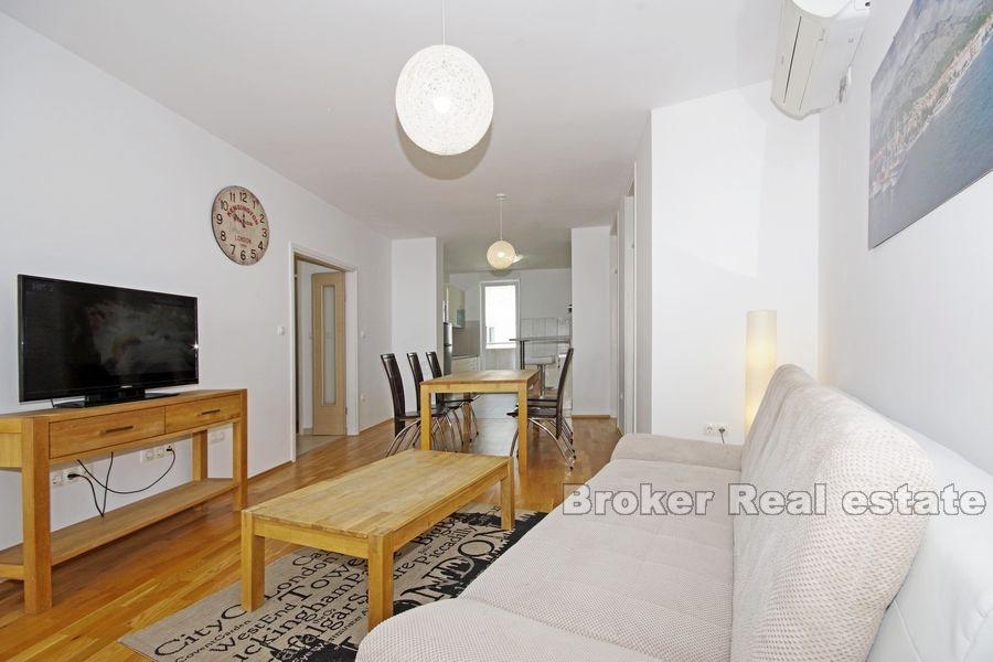 Nowoczesny apartament z trzema sypialniami i widokiem na morze