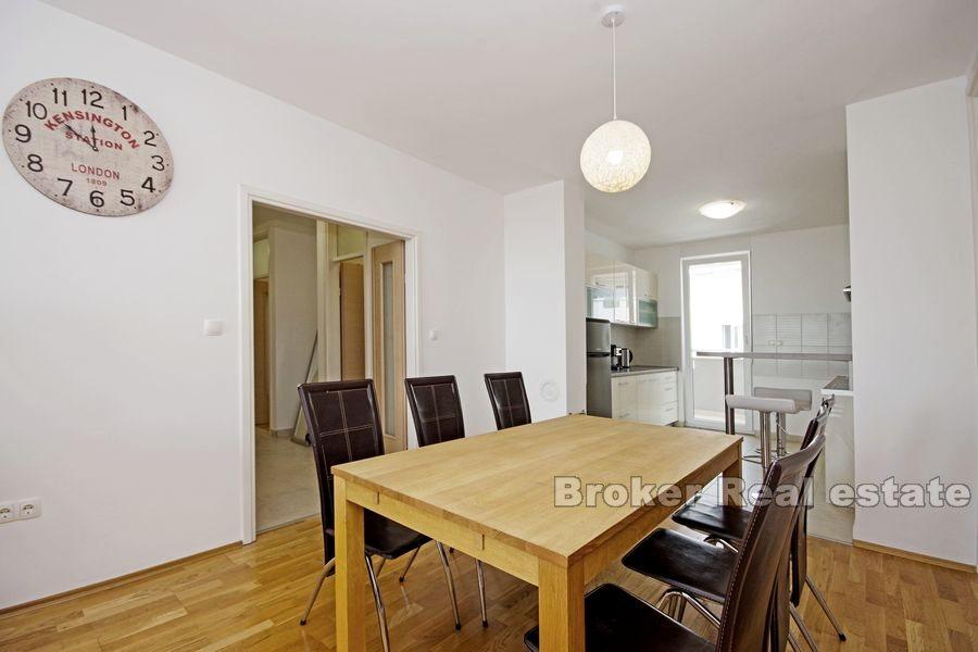 Nowoczesny apartament z trzema sypialniami i widokiem na morze