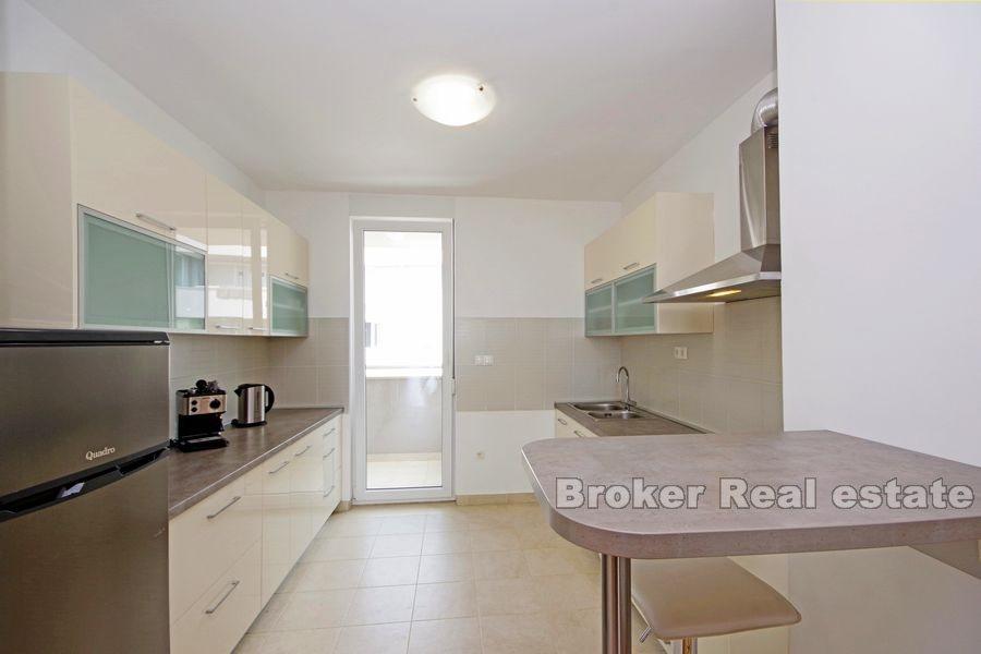 Nowoczesny apartament z trzema sypialniami i widokiem na morze