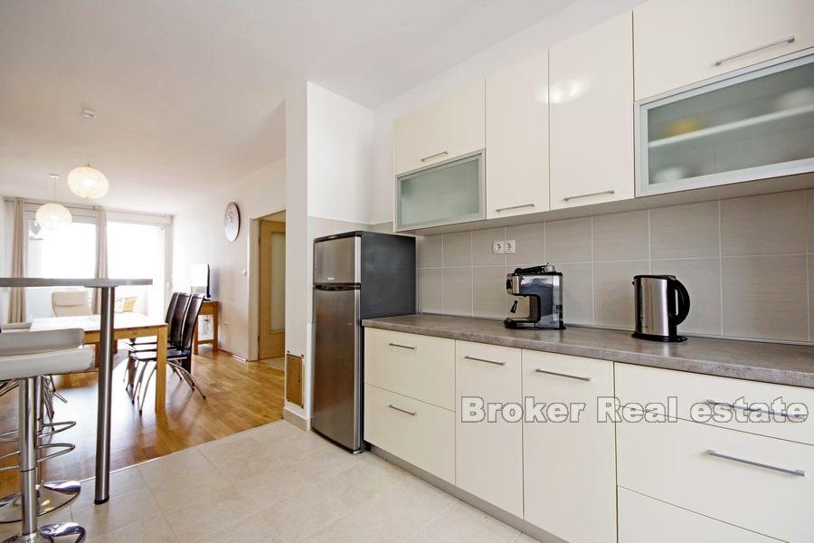 Moderan trosoban apartman s pogledom na more