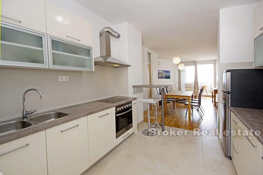 Nowoczesny apartament z trzema sypialniami i widokiem na morze