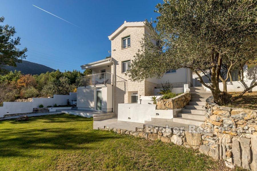 Newly built villa with pool