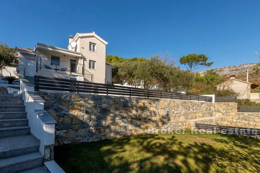 Nybygd villa med basseng