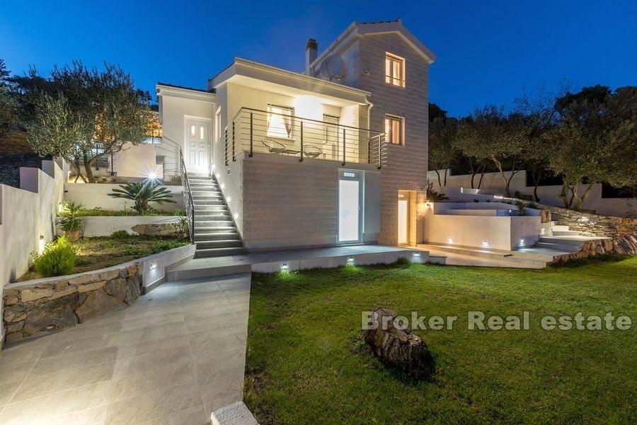 Nybygd villa med basseng