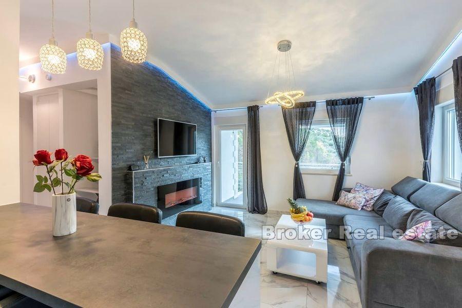 Nybygd villa med basseng