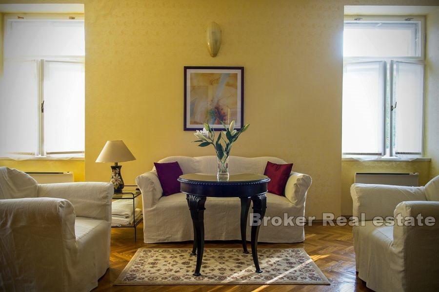 Kamena vila s bazenom i pogledom na more, Meje