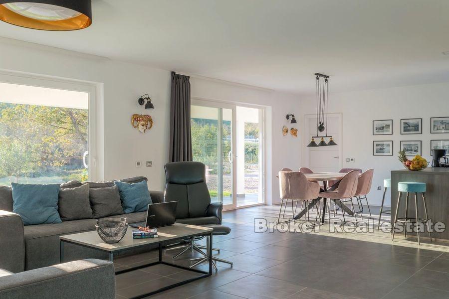 Moderne hus med basseng