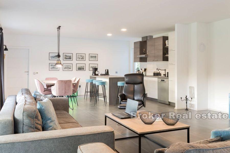 Moderne hus med basseng
