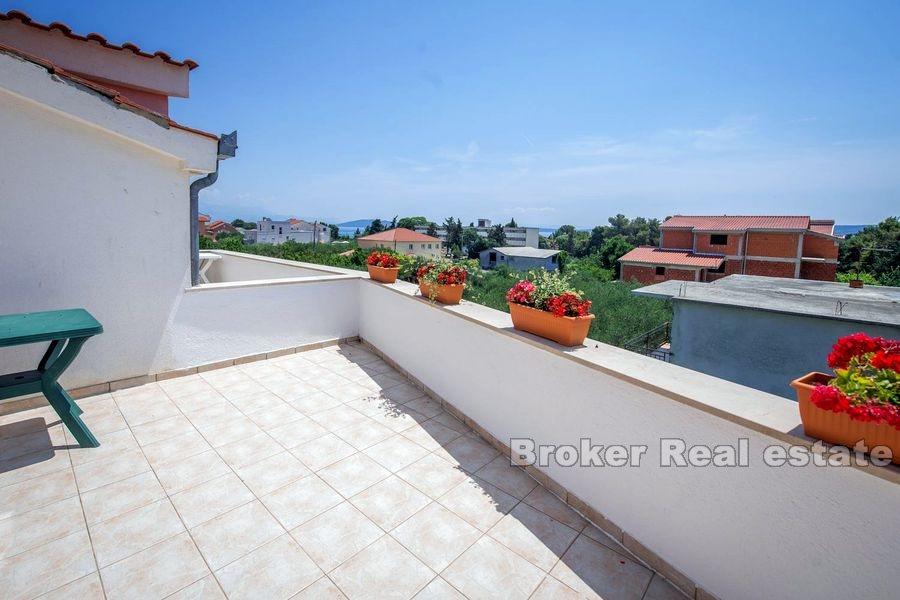 Hus med hage nær sjøen