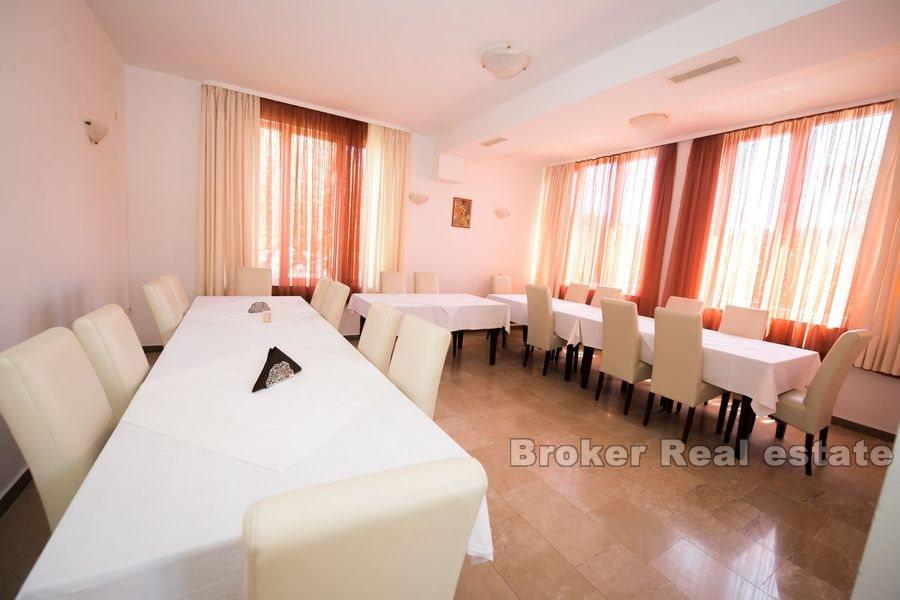 Hus med hage nær sjøen