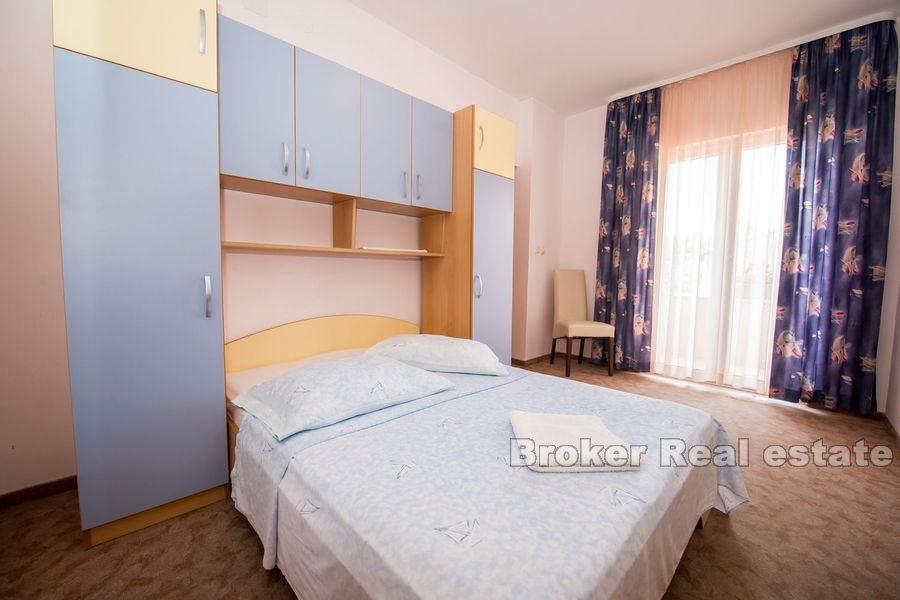 Hus med trädgård nära havet