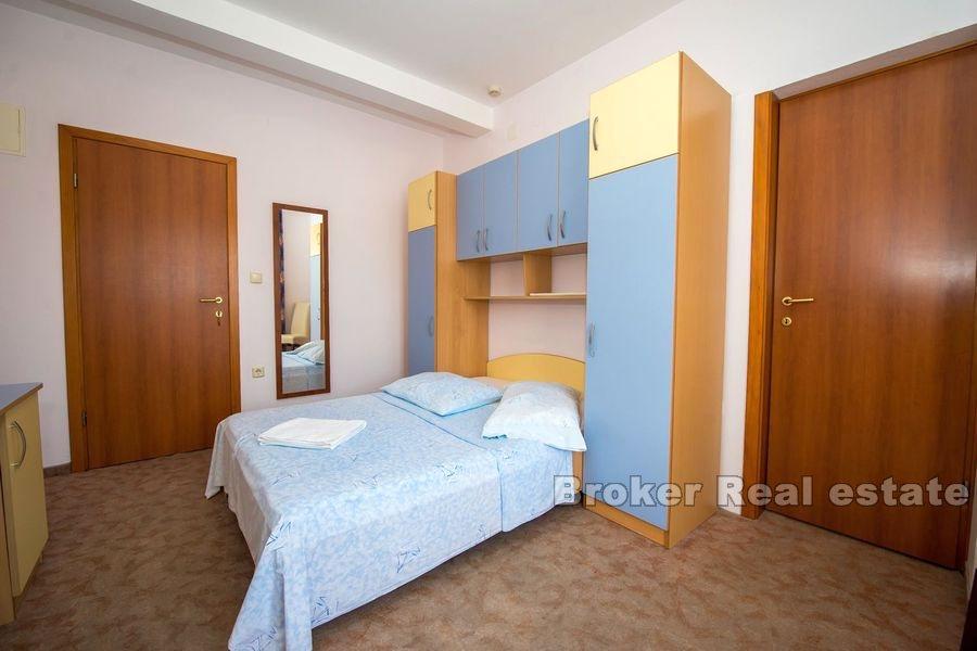 Hus med trädgård nära havet