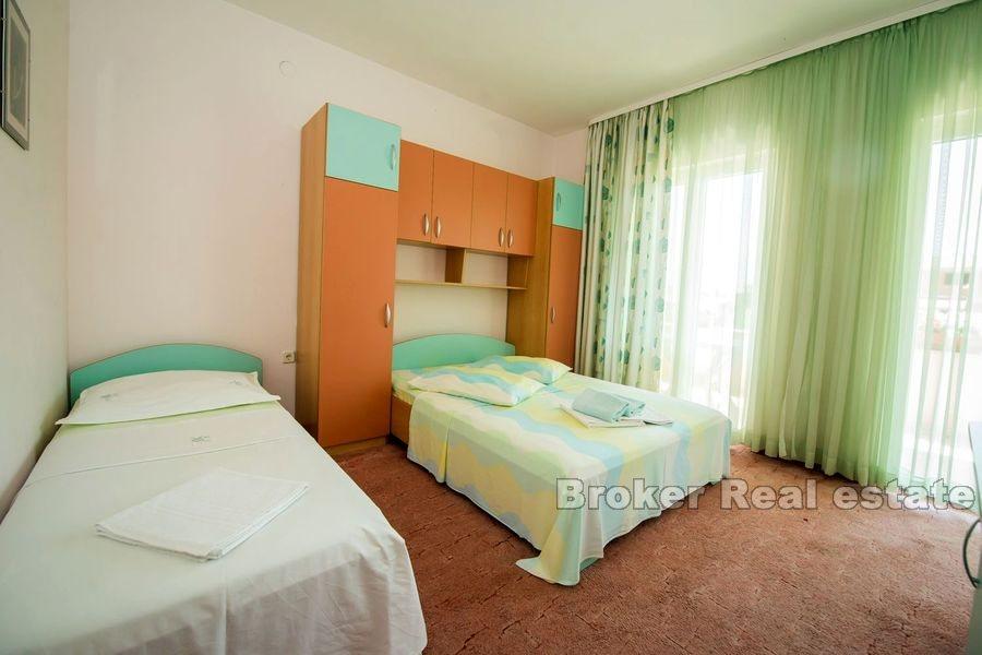 Hus med trädgård nära havet