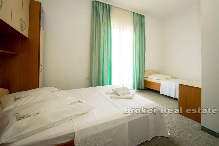 Hus med trädgård nära havet