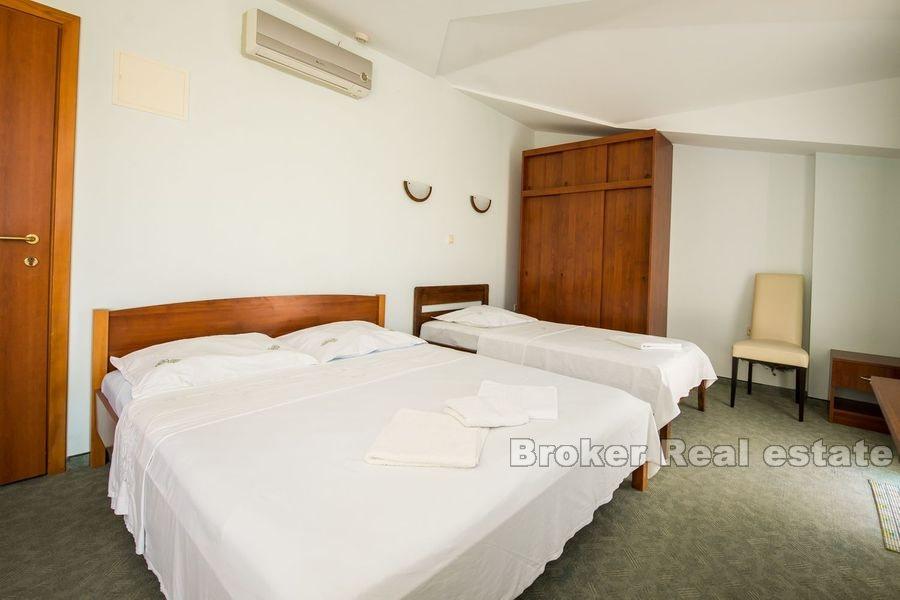 Hus med trädgård nära havet