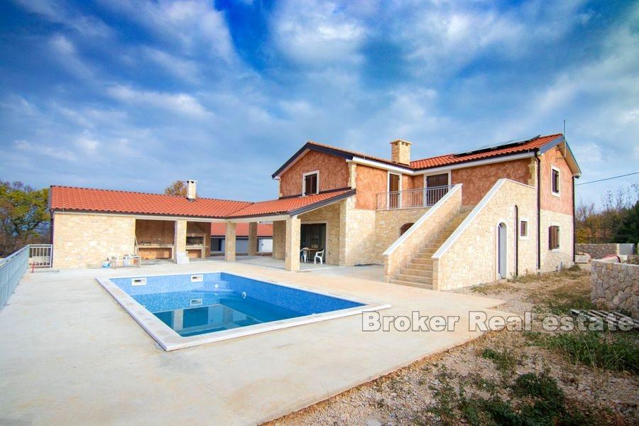 Einfamilienhaus mit Pool im Bau