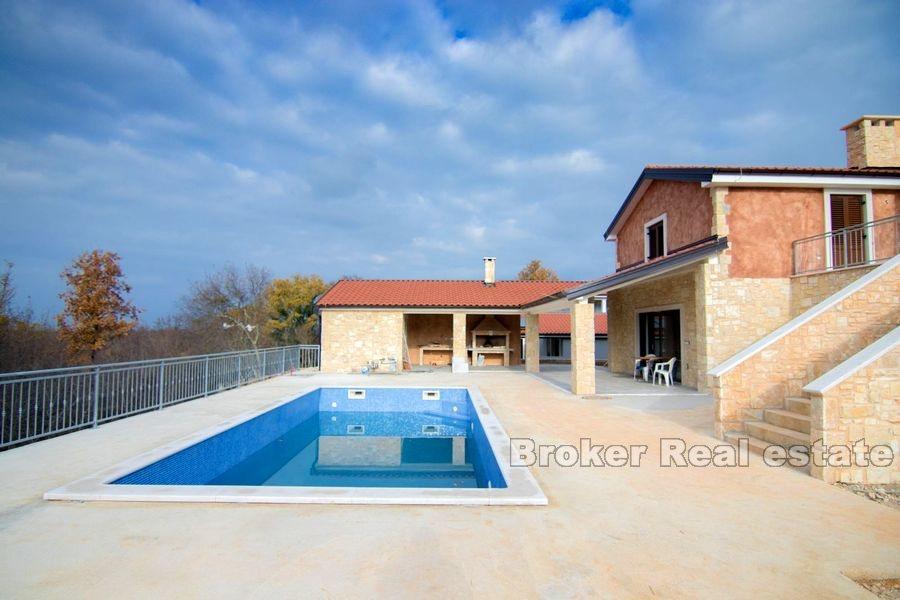Einfamilienhaus mit Pool im Bau
