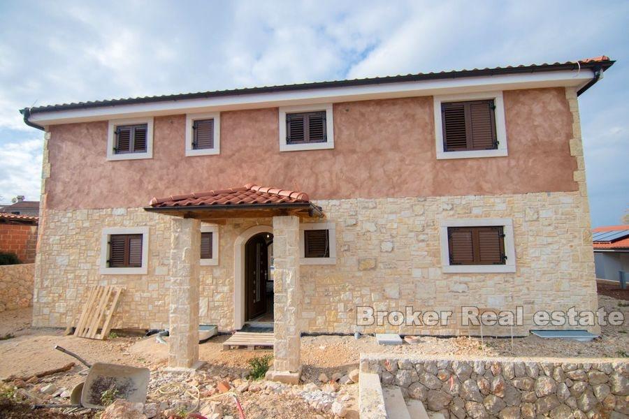 Einfamilienhaus mit Pool im Bau