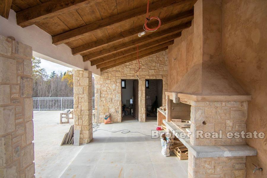 Casa indipendente con piscina in costruzione