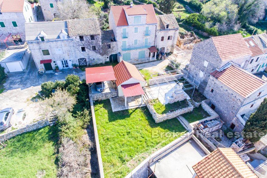 Kamienny dom w rzędzie z widokiem na morze