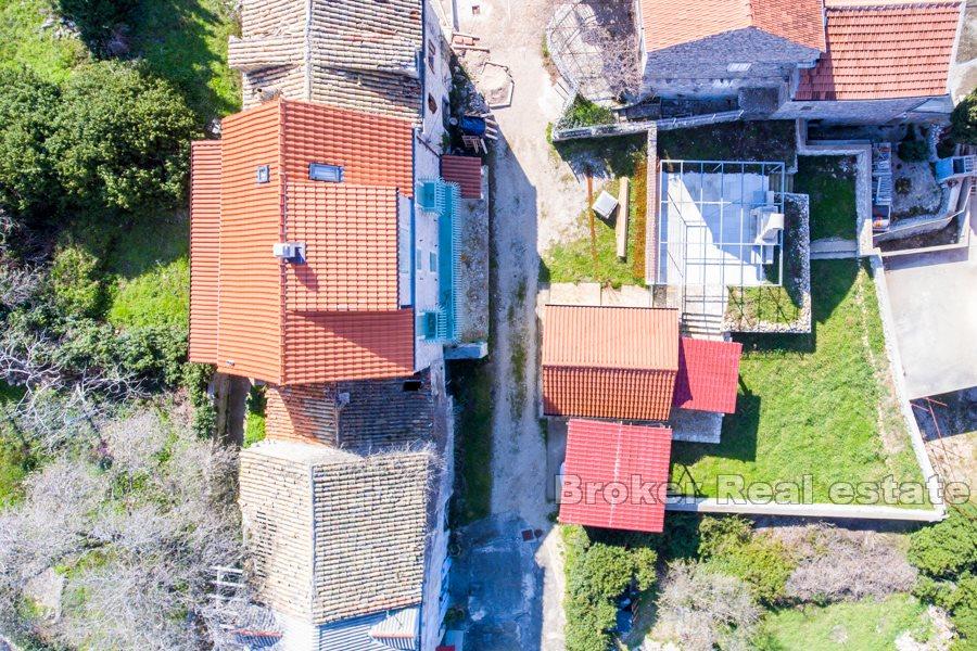 Steinhus på rad med havutsikt