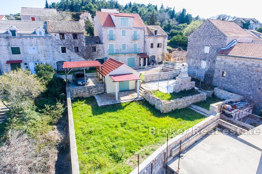 Kamienny dom w rzędzie z widokiem na morze