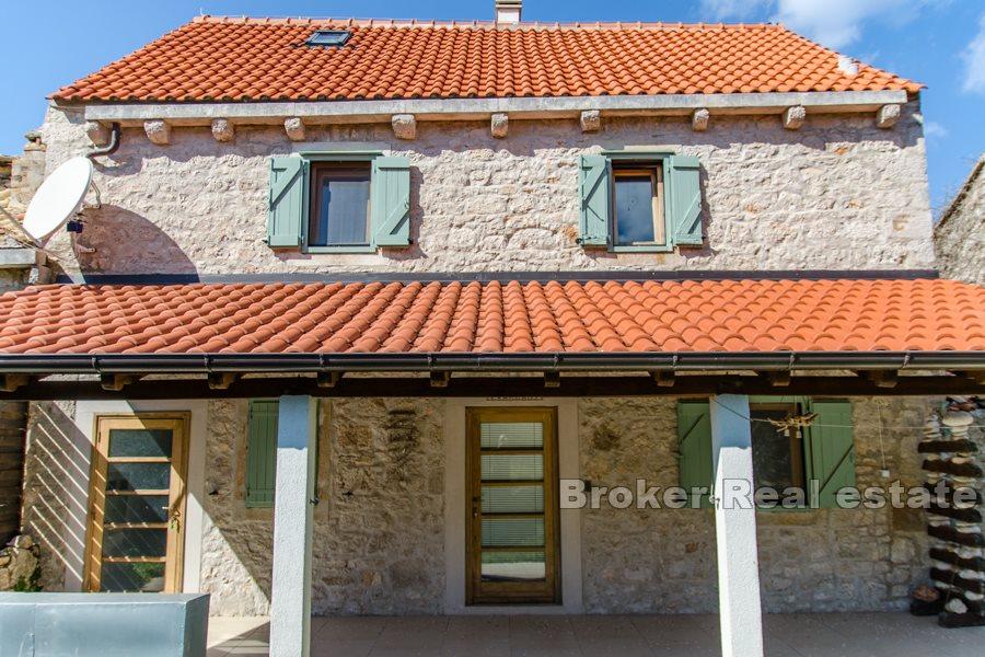 Каменный дом в ряд с видом на море