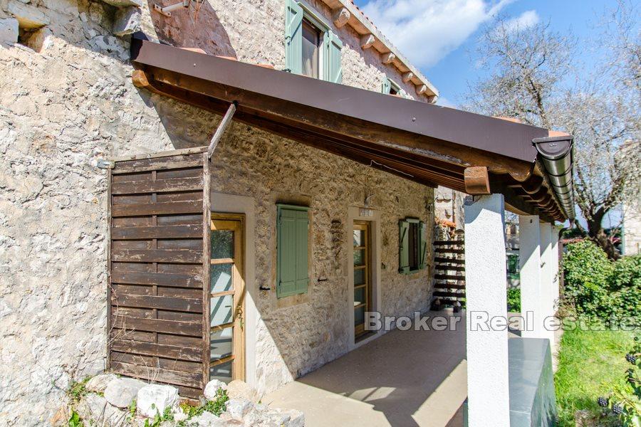 Kamienny dom w rzędzie z widokiem na morze