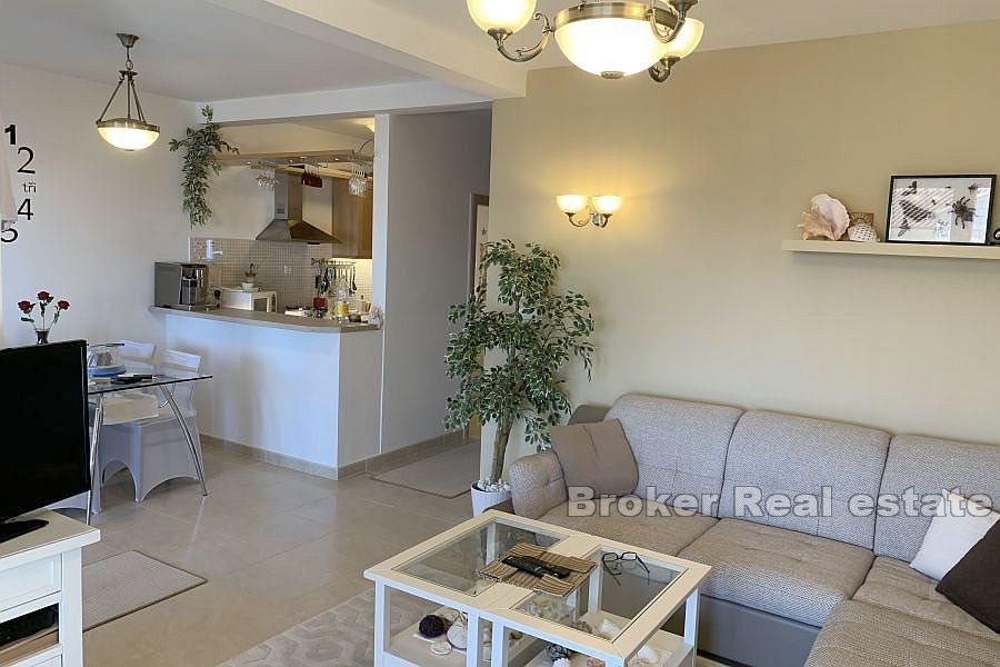 Three bedroom apartment with sea view and pool