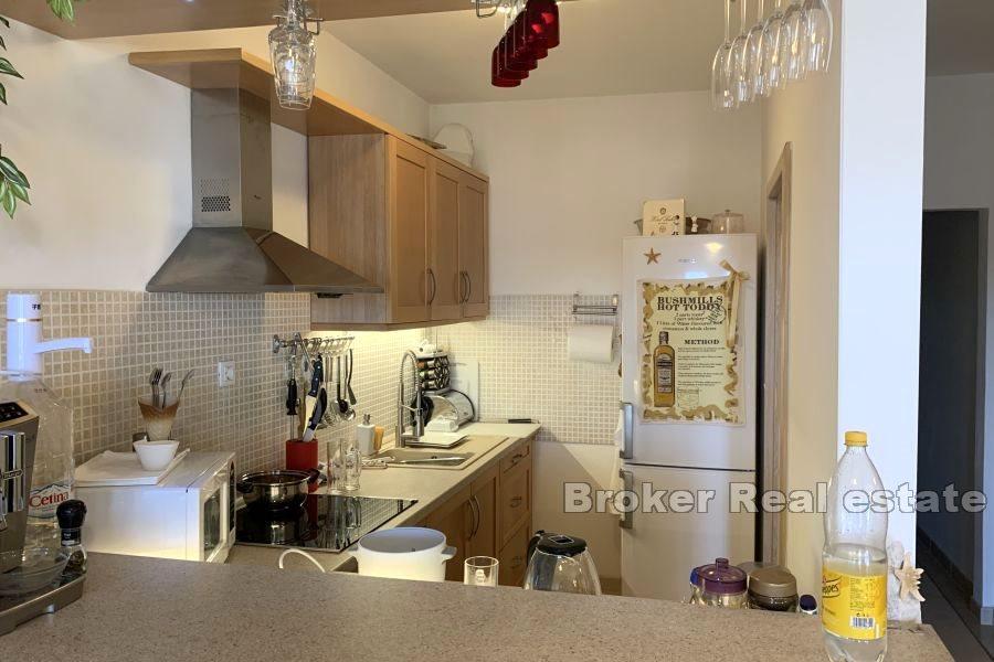 Appartamento con tre camere da letto con vista mare e piscina