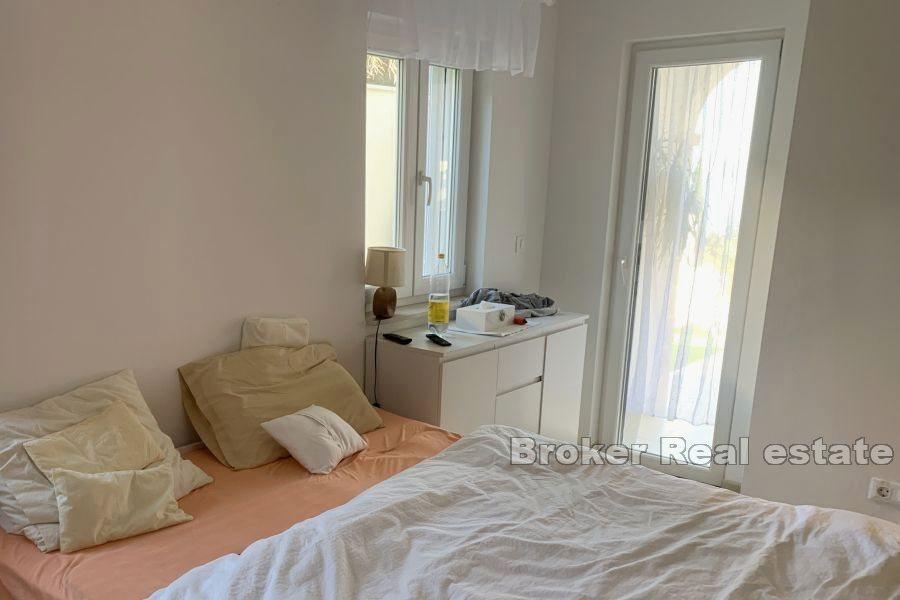 Appartamento con tre camere da letto con vista mare e piscina