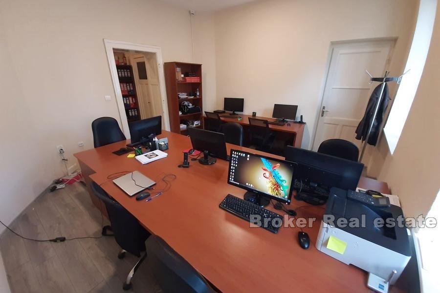 Spinut, business space on busy street