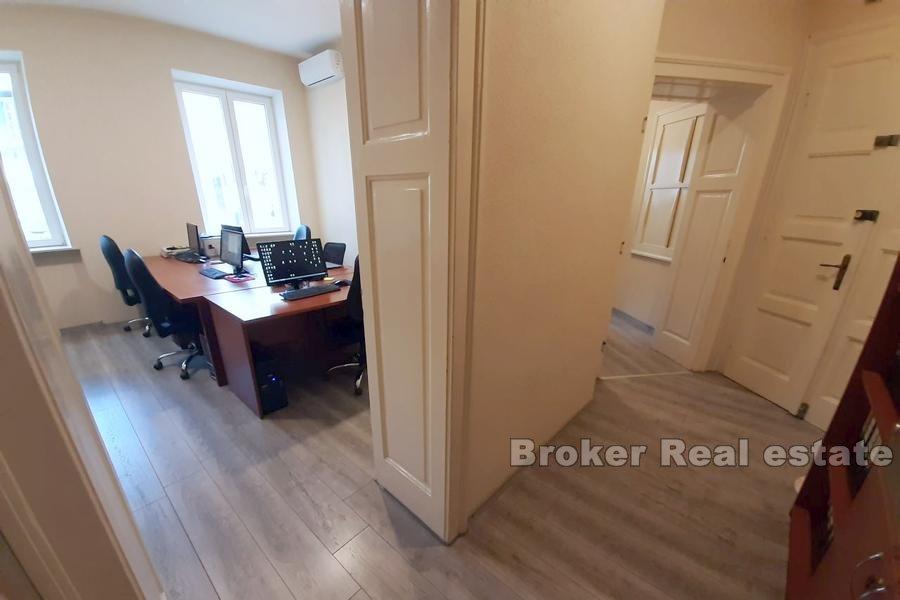 Spinut, business space on busy street