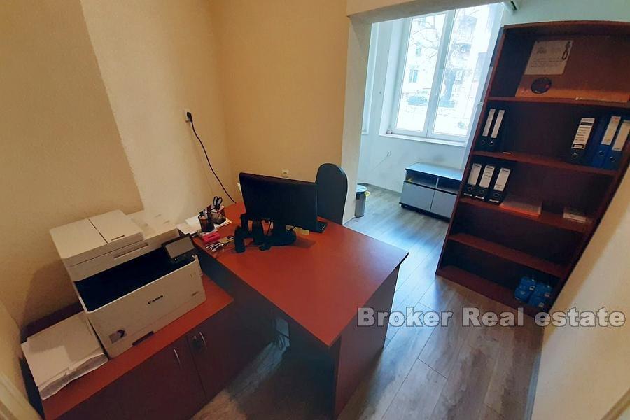 Спинут, бизнес-пространство на оживленной улице