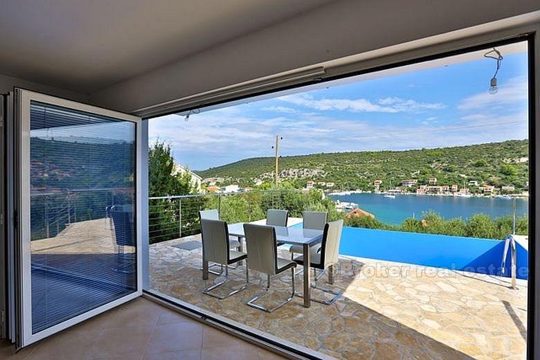 Schönes neues Haus auf drei Etagen, zum Verkauf