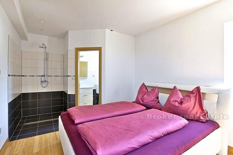 Vakre nye hus på tre etasjer, for salg