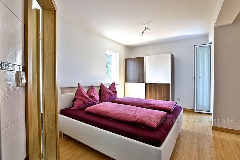 Vakre nye hus på tre etasjer, for salg