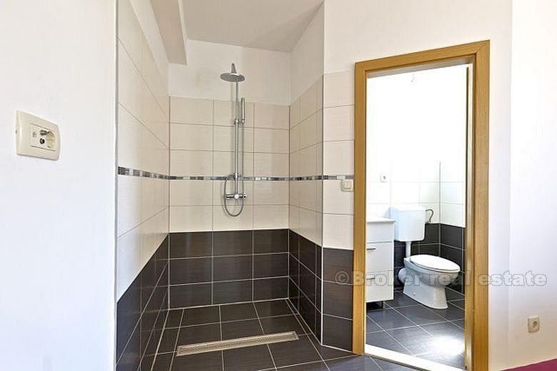 Vakre nye hus på tre etasjer, for salg