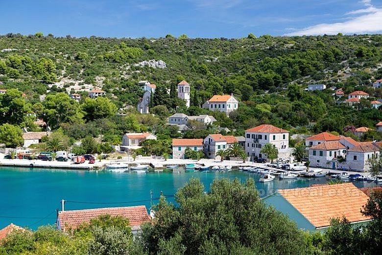 Vakre nye hus på tre etasjer, for salg