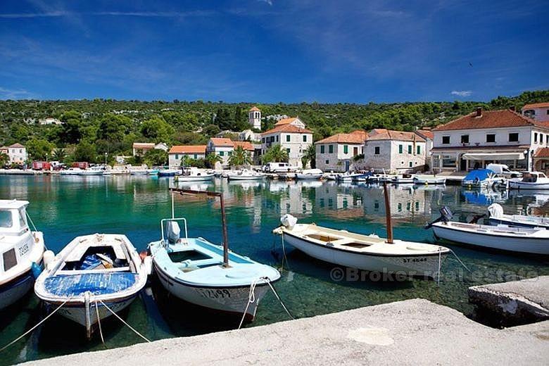 Vakre nye hus på tre etasjer, for salg