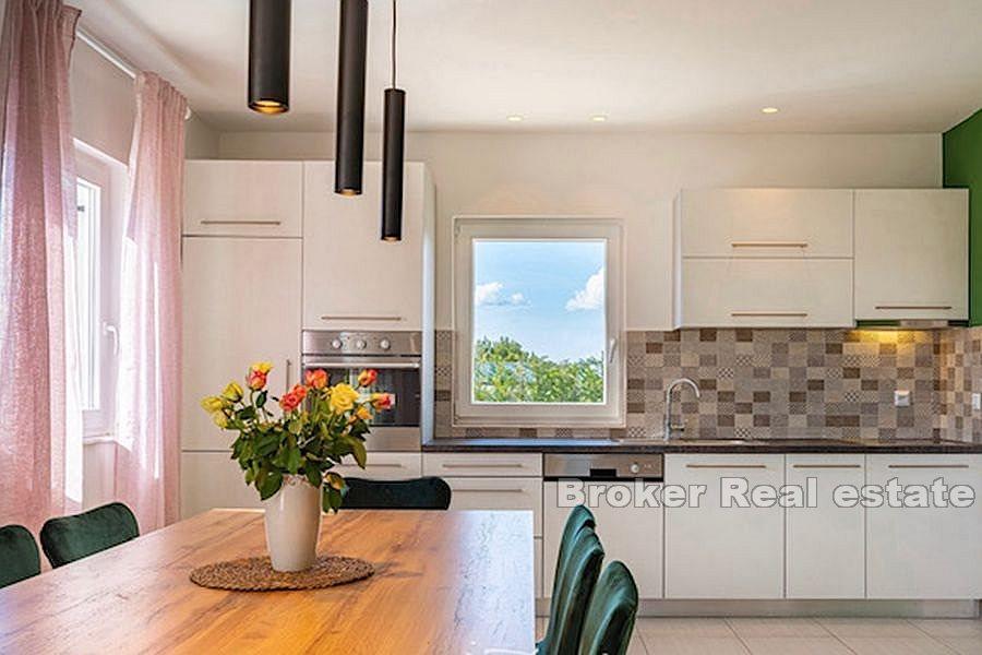 Частный дом с бассейном