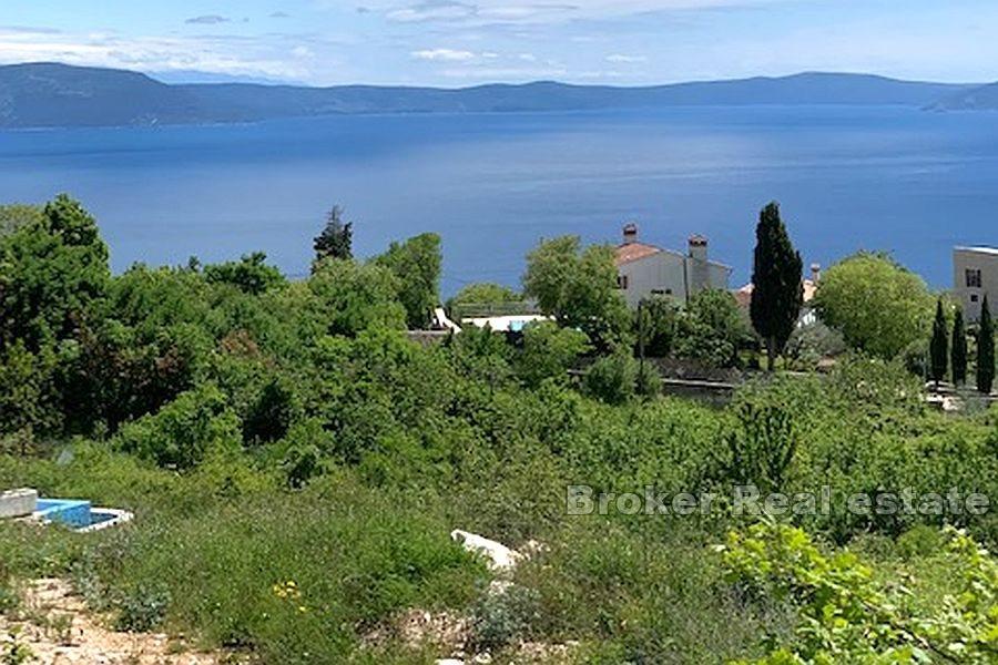 Bygningsland med havutsikt